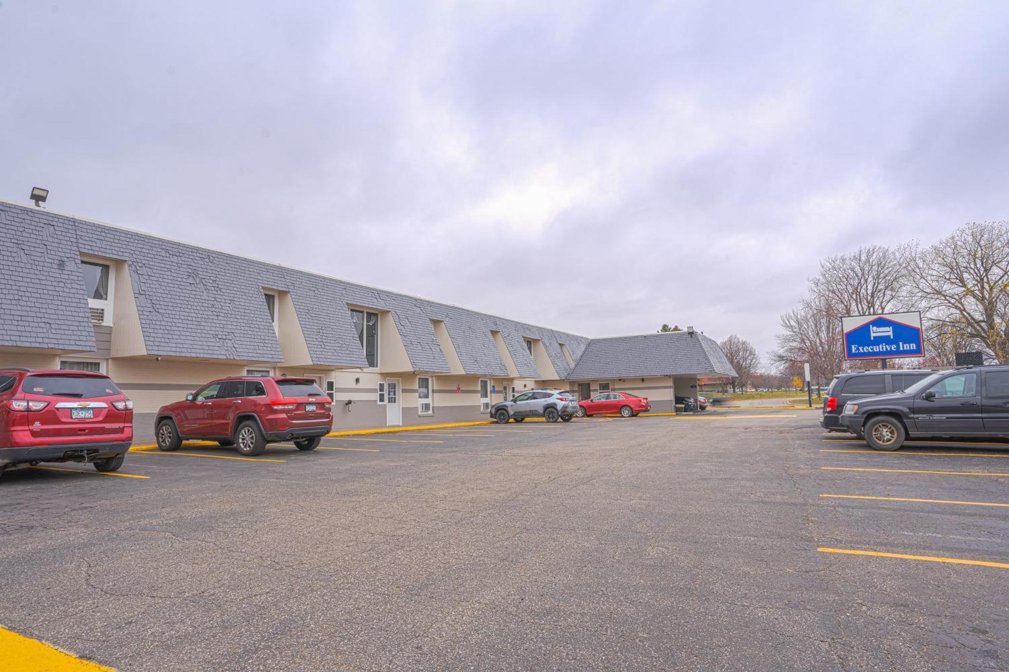 Executive Inn By Belvilla Owatonna Hwy 35 Exterior photo